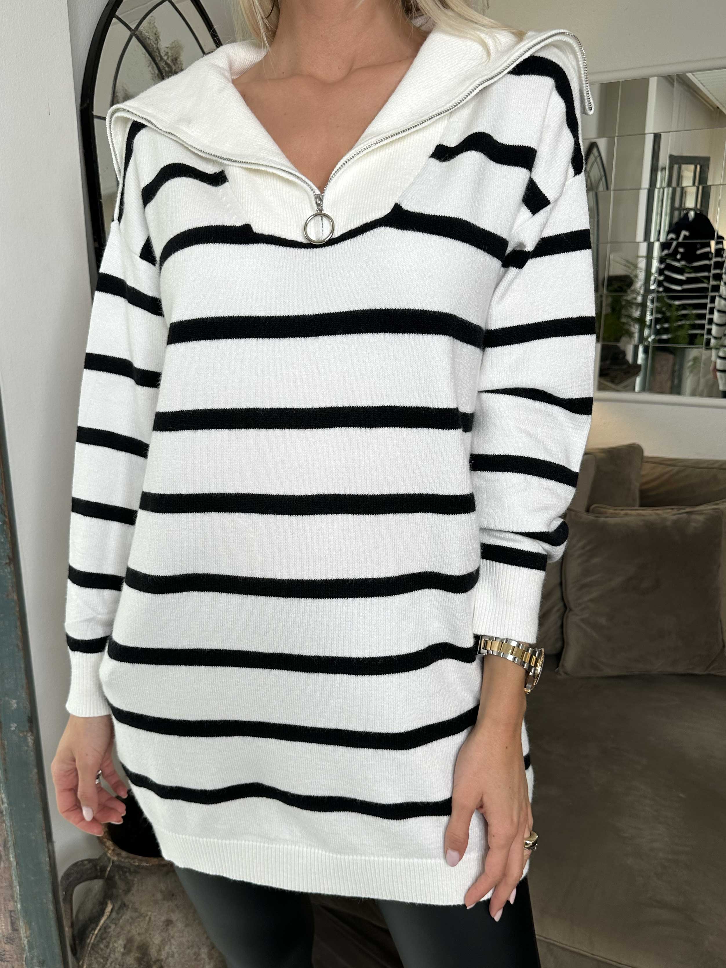 Liza - Blød strikkjole med striber og lynlås